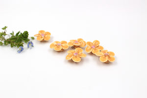 Breloques primevères en céramique fabriquées à la main en France pour création de bijoux et accessoires