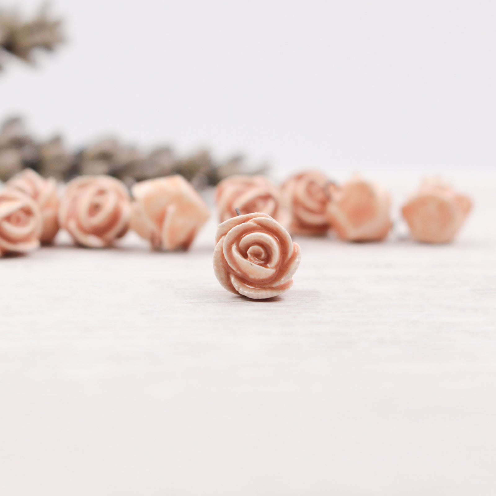 Breloques Roses en céramique fabriquées à la main en France pour création de bijoux et accessoires