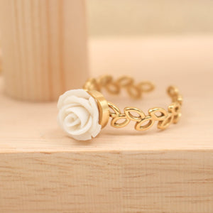 Bague Ajustable Rose en porcelaine blanche et acier inoxydable doré