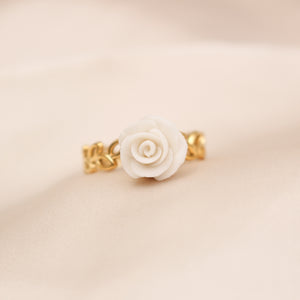 Bague Ajustable Rose en porcelaine Banche et acier inoxydable doré