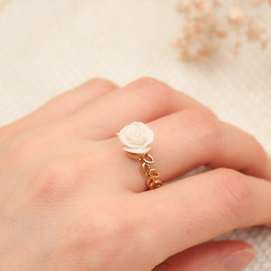 Bague Ajustable Rose en porcelaine Blanche et acier inoxydable doré
