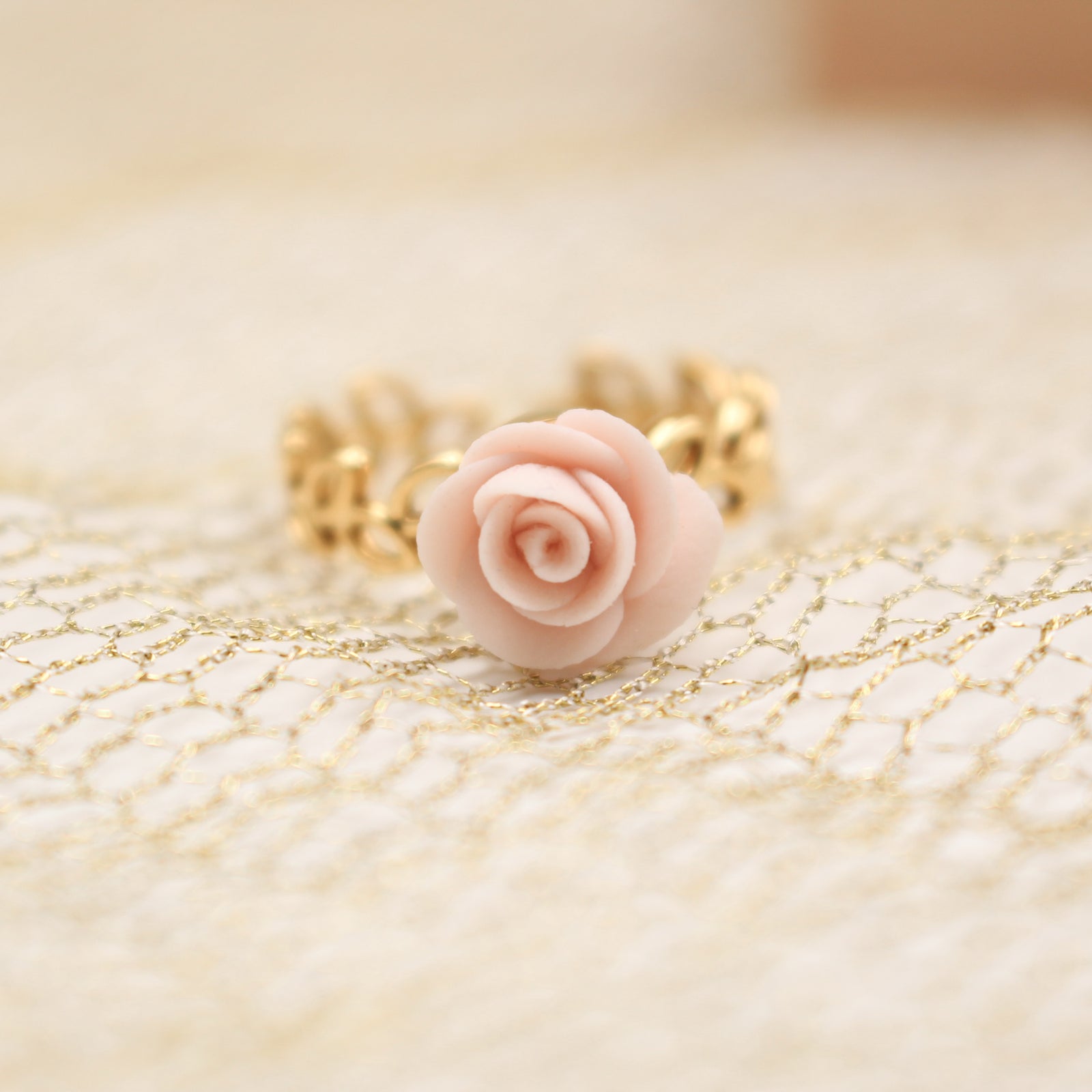 Bague Ajustable Rose en porcelaine Rose et acier inoxydable doré