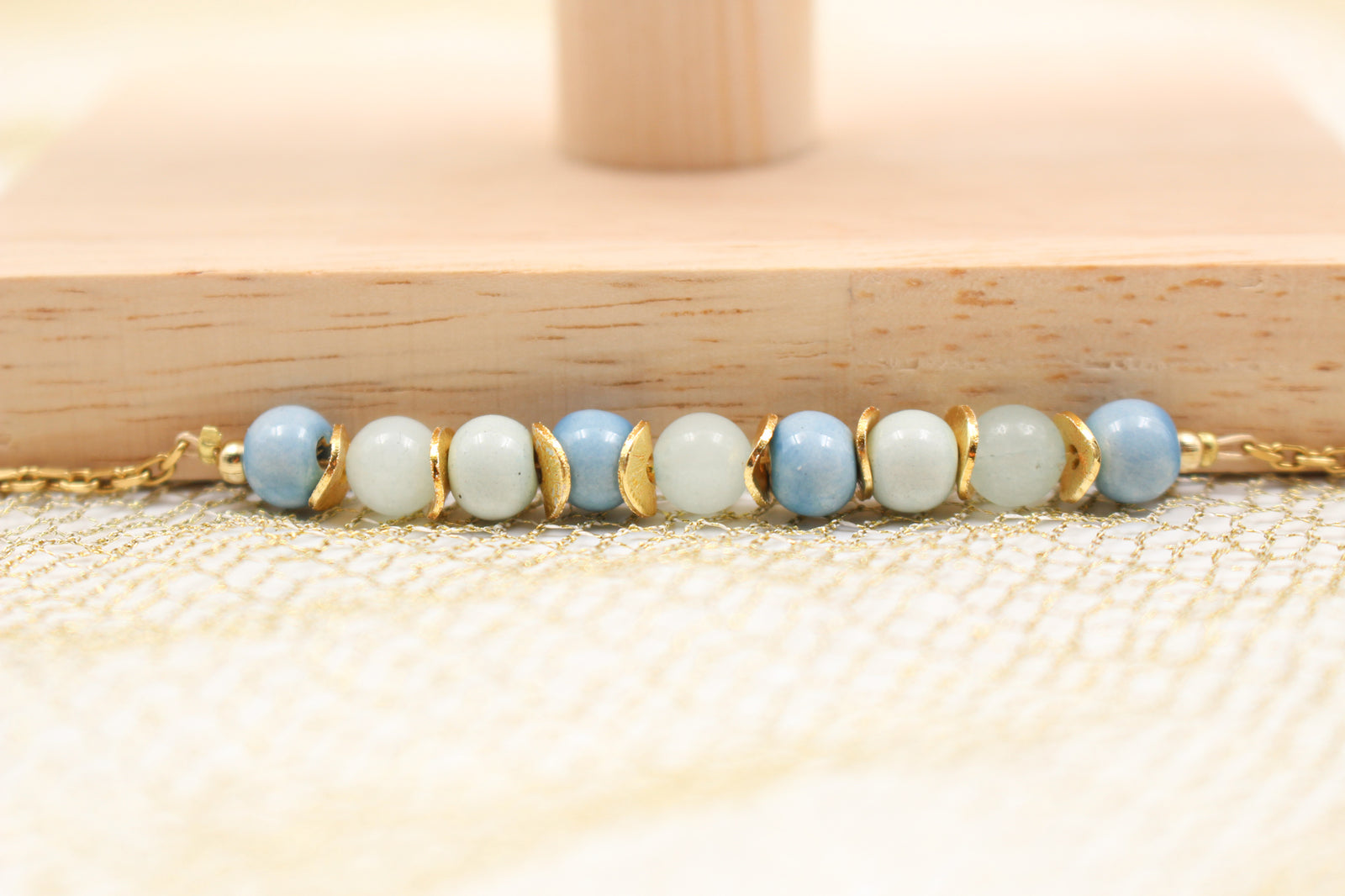 Bracelet Amazonite et Perles en Céramique Bleues sur chaîne en acier inoxydable dorée