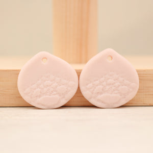 Breloques Pétales en Porcelaine Biscuit fabriquées à la main en France