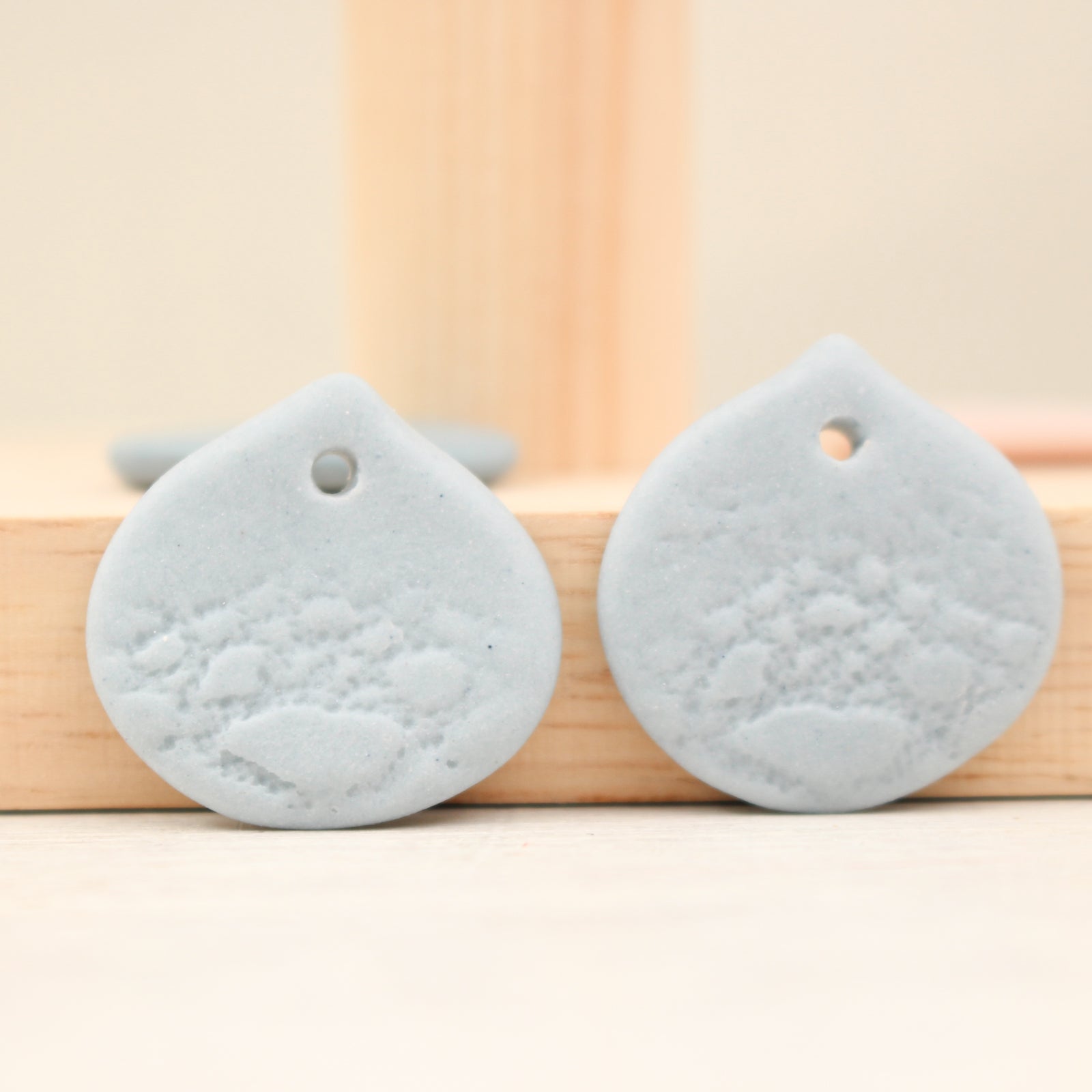 Breloques Pétales en Porcelaine Biscuit fabriquées à la main en France