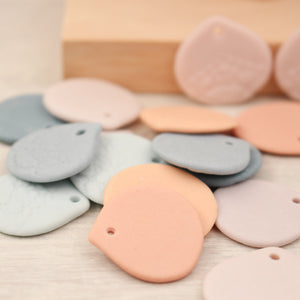 Breloques Pétales en Porcelaine Biscuit fabriquées à la main en France