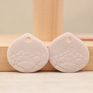 Breloques Pétales en Porcelaine Biscuit fabriquées à la main en France