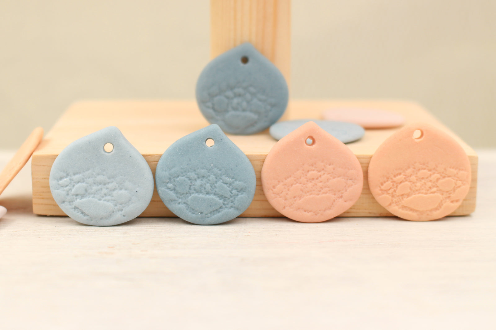 Breloques Pétales en Porcelaine Biscuit fabriquées à la main en France