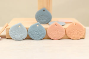 Breloques Pétales en Porcelaine Biscuit fabriquées à la main en France