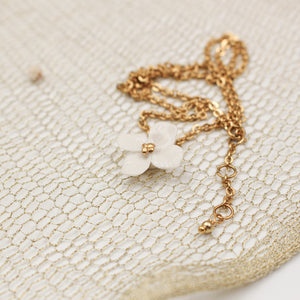 Collier Hortensia Blanc en Porcelaine et Acier Inoxydable