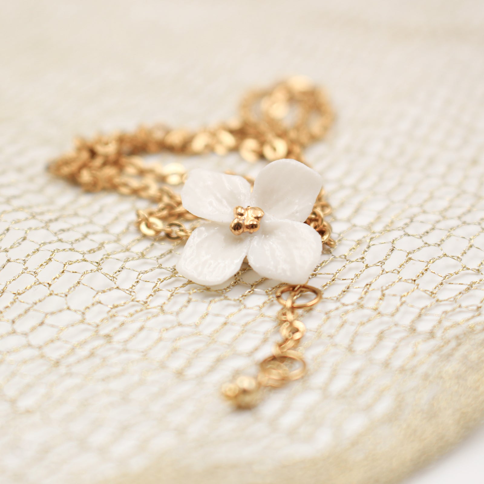 Collier Hortensia Blanc en Porcelaine et Acier Inoxydable