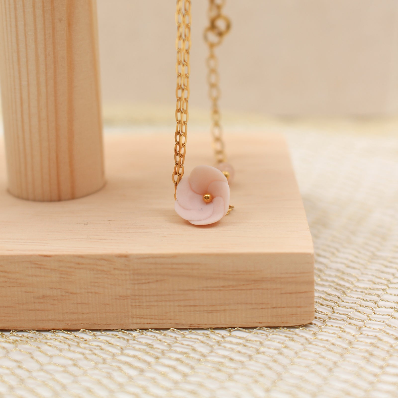 Collier myosotis en porcelaine rose