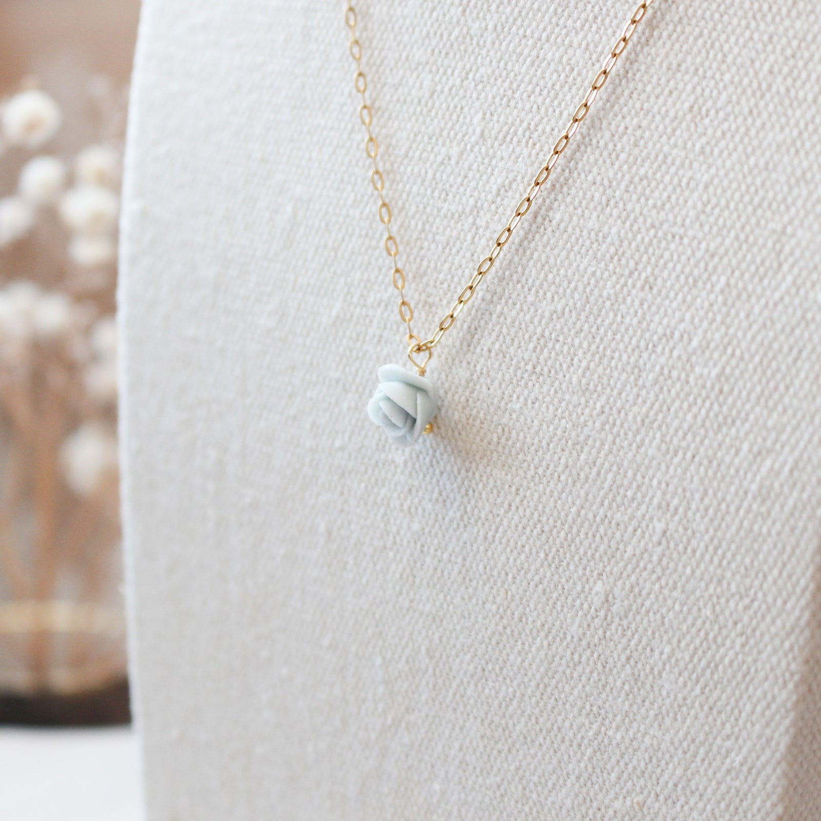 Collier Rose Porcelaine Bleue et Acier Inoxidable doré 