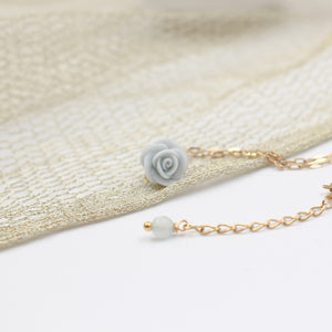 Collier Rose Porcelaine Bleue et Acier Inoxidable doré 