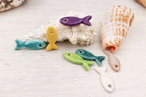 petits poissons en ceramique breloques fabriquées à la main en France