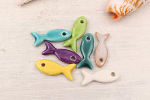petits poissons en ceramique breloques fabriquées à la main en France