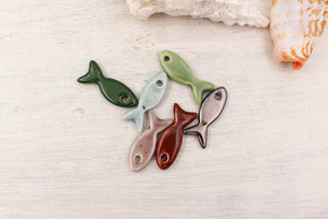 petits poissons en ceramique breloques fabriquées à la main en France