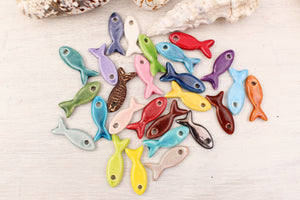 petits poissons en ceramique breloques fabriquées à la main en France