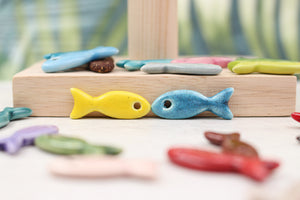 petits poissons en ceramique breloques fabriquées à la main en France