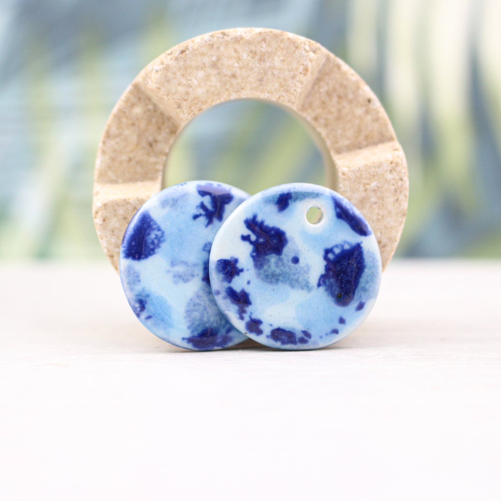 Breloques Médailles en céramique aux couleurs chamarées