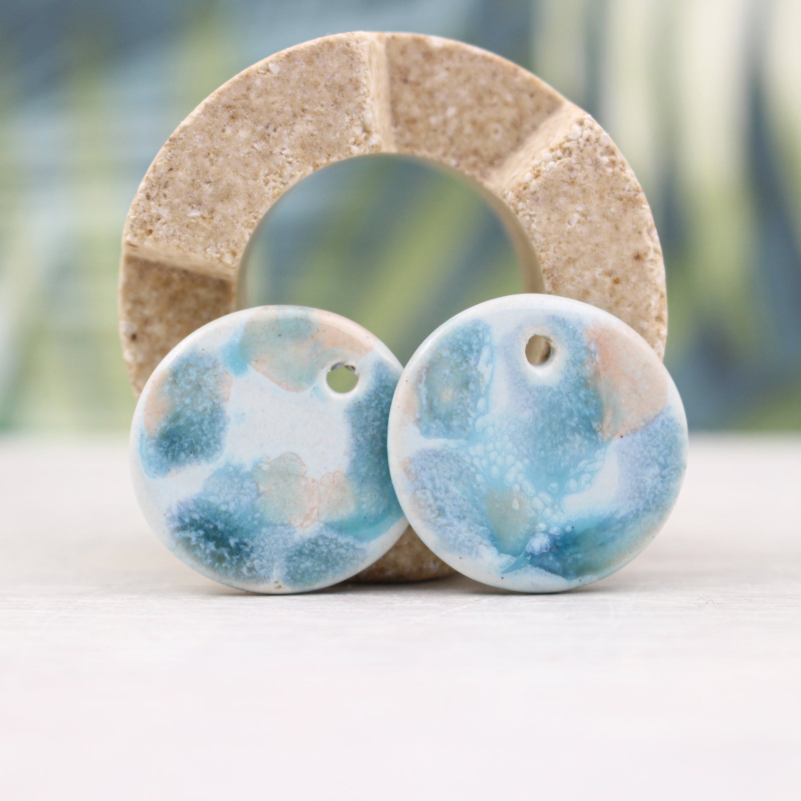 Breloques Médailles en céramique aux couleurs chamarées