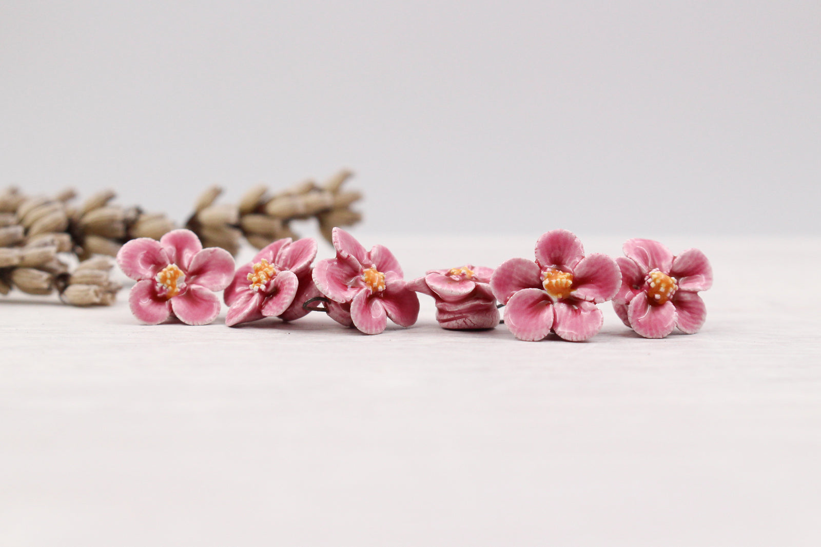 Primevères faites à la main en céramique pour création de bijoux et accessoires