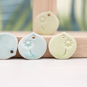Petits pétales en céramique avec impression fleur
