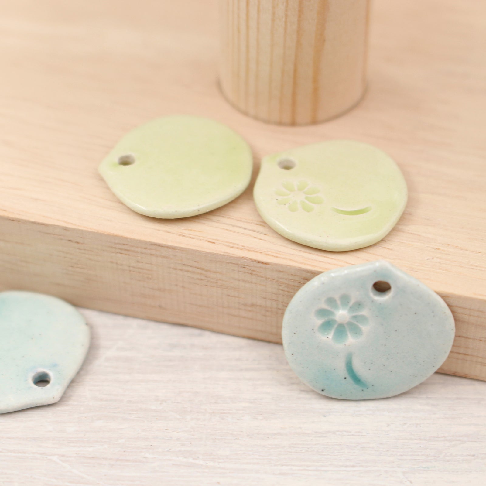 Petits pétales en céramique avec impression fleur