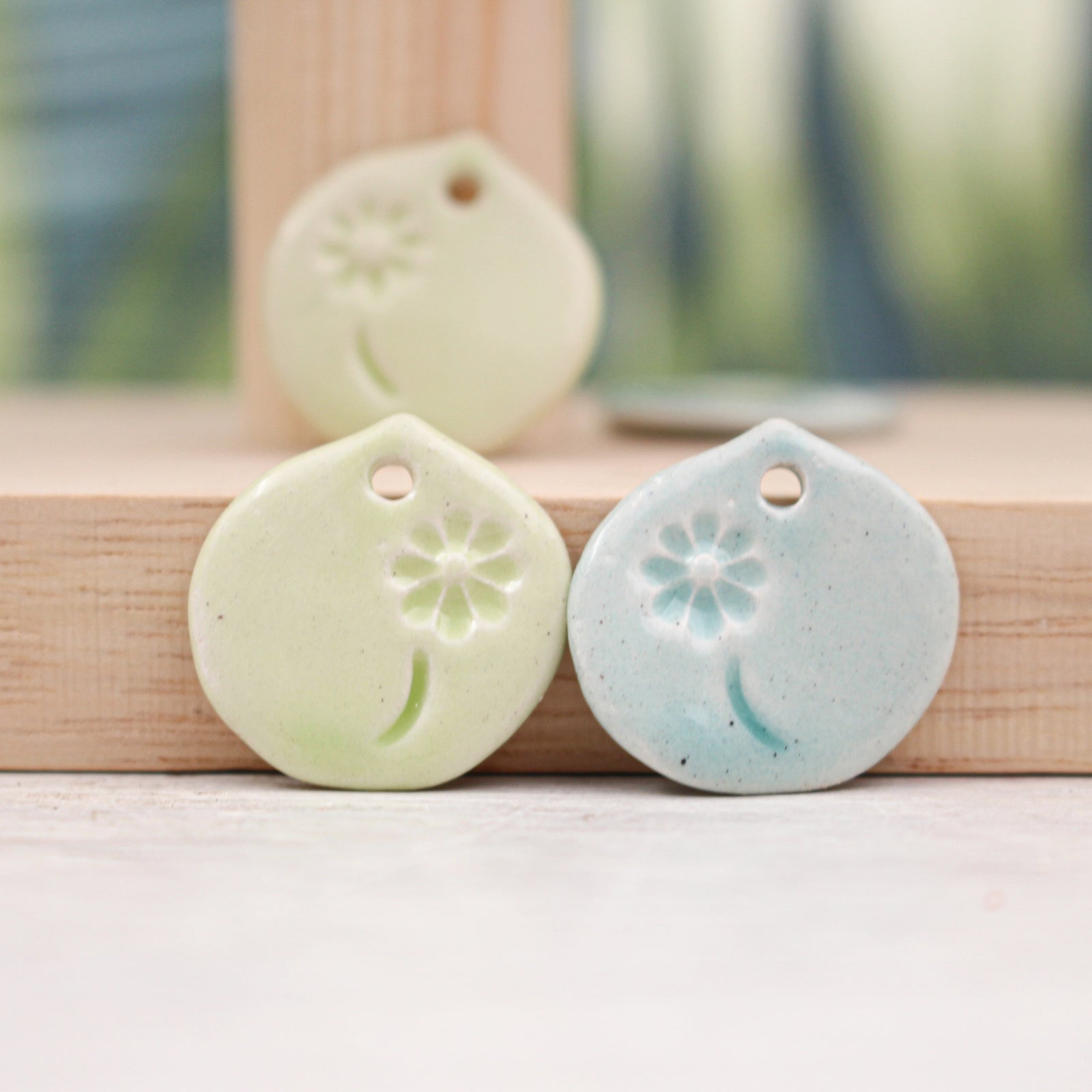 Petits pétales en céramique avec impression fleur