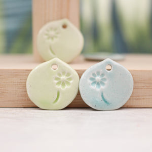 Petits pétales en céramique avec impression fleur