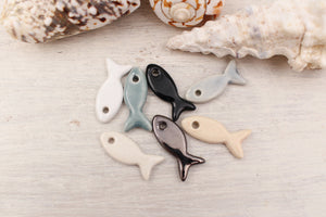 petits poissons en ceramique breloques fabriquées à la main en France