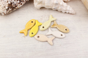 petits poissons en ceramique breloques fabriquées à la main en France