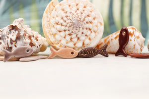 petits poissons en ceramique breloques fabriquées à la main en France