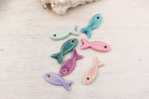 petits poissons en ceramique breloques fabriquées à la main en France