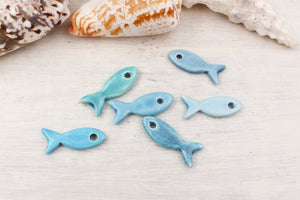 petits poissons en ceramique breloques fabriquées à la main en France