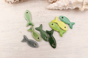 petits poissons en ceramique breloques fabriquées à la main en France