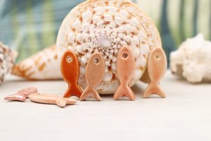 petits poissons en ceramique breloques fabriquées à la main en France