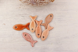 petits poissons en ceramique breloques fabriquées à la main en France
