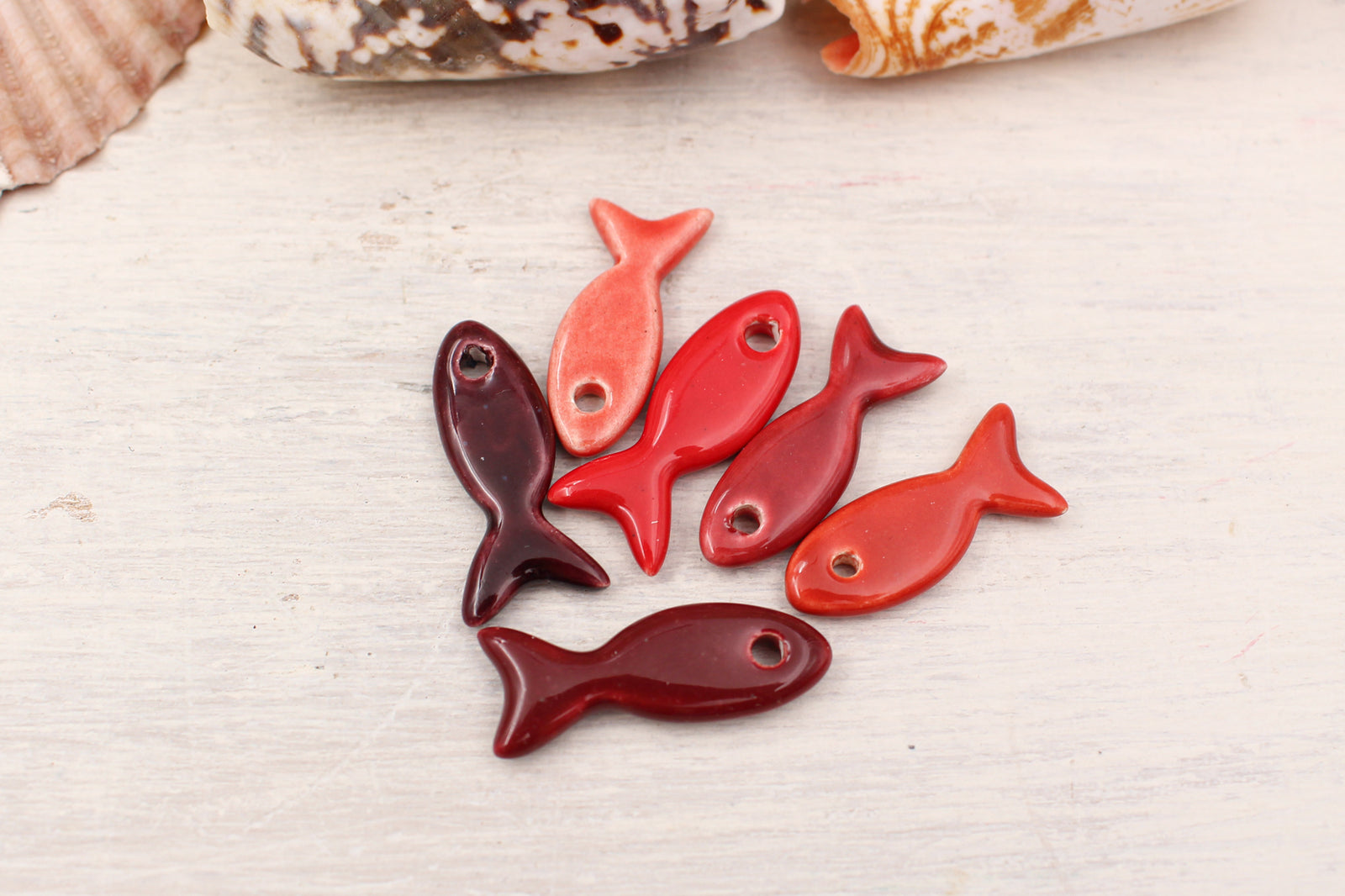 petits poissons en ceramique breloques fabriquées à la main en France