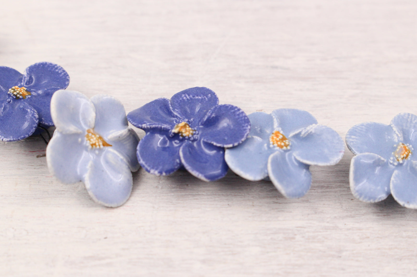 Primevères faites à la main en céramique pour création de bijoux et accessoires