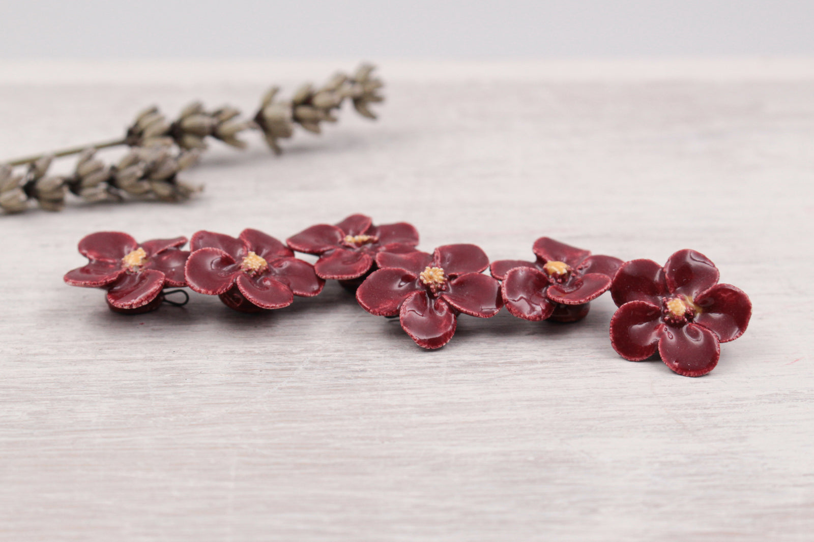 Breloques primevères en céramique fabriquées à la main en France pour création de bijoux et accessoires