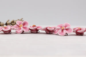 Breloques primevères en céramique fabriquées à la main en France pour création de bijoux et accessoires