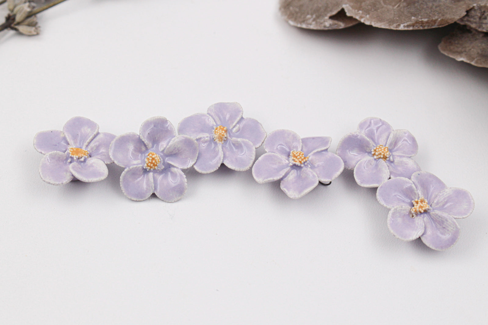 Breloques primevères en céramique fabriquées à la main en France pour création de bijoux et accessoires