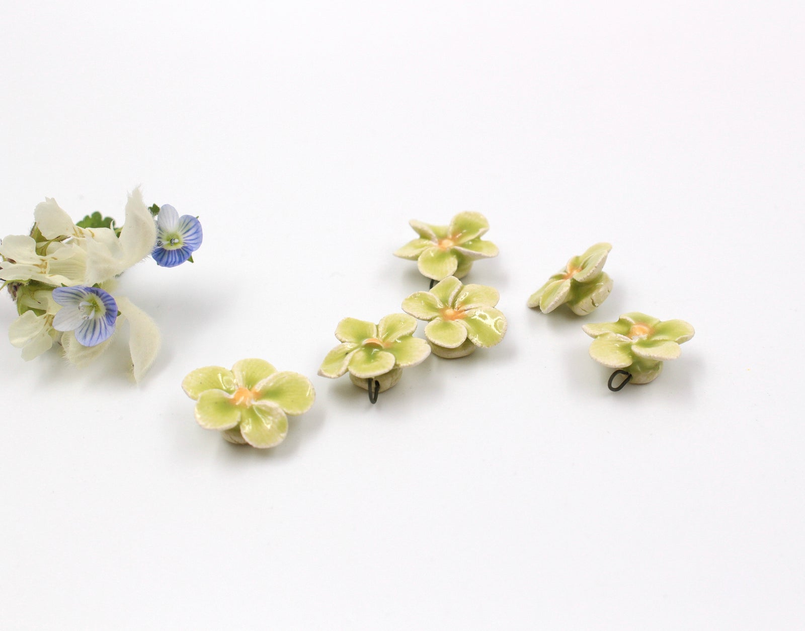 Primevères faites à la main en céramique pour création de bijoux et accessoires