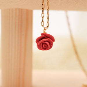 Collier Rose Porcelaine Rouge et Acier Inoxidable doré 