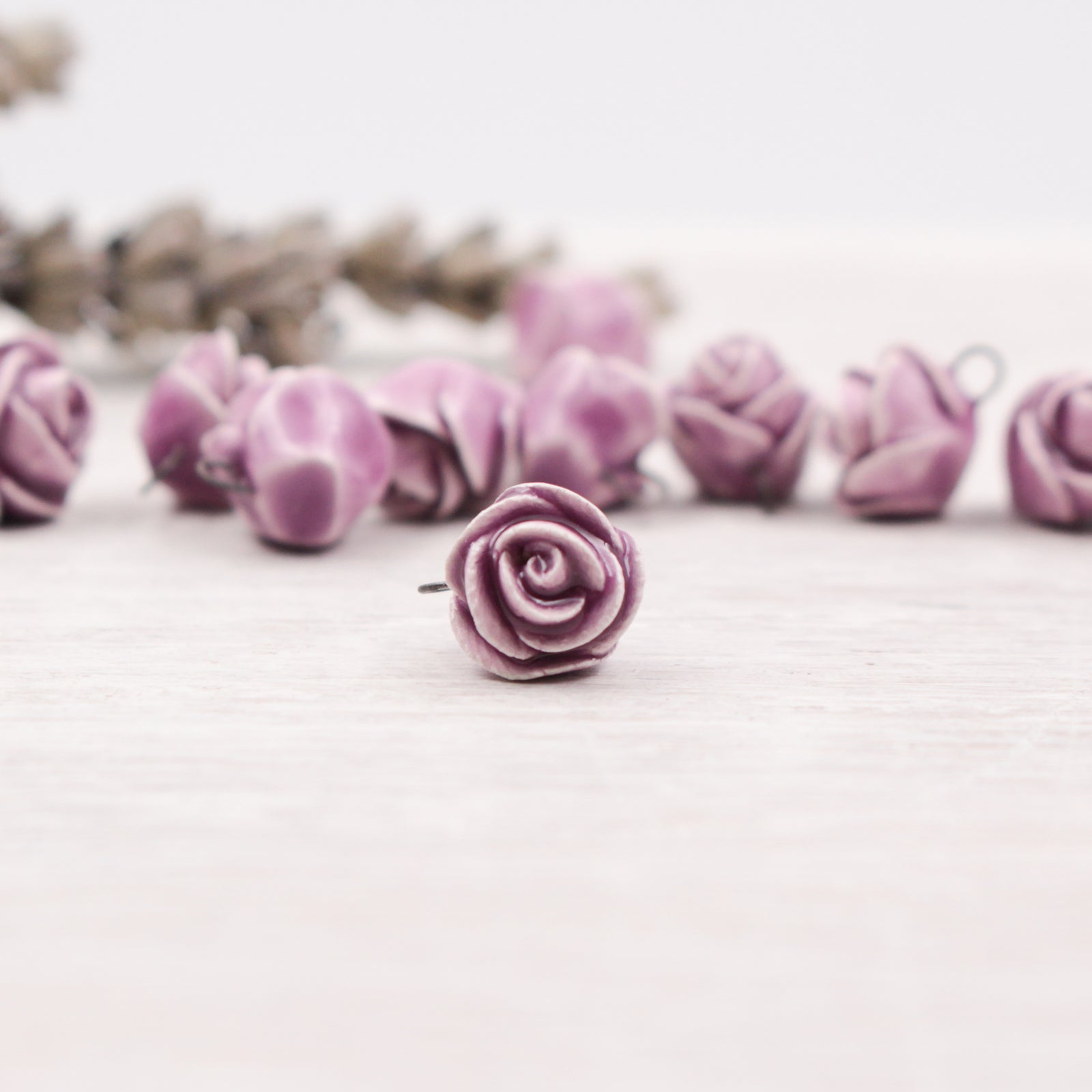 Breloques Roses en céramique fabriquées à la main en France pour création de bijoux et accessoires
