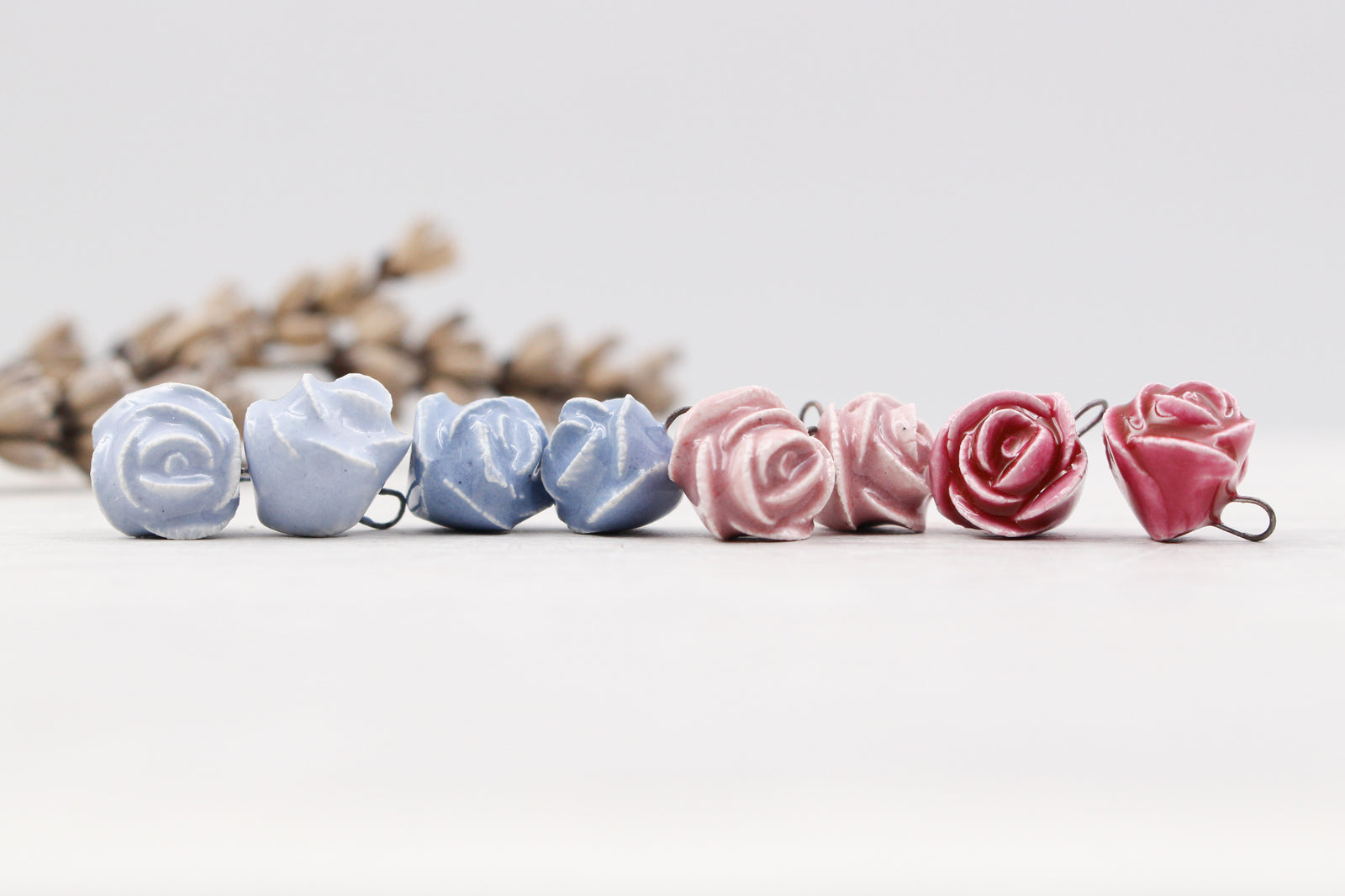 Breloques Roses en céramique fabriquées à la main en France pour création de bijoux et accessoires