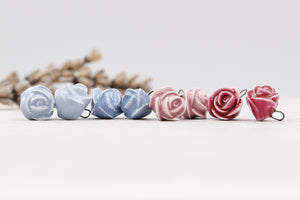 Breloques Roses en céramique fabriquées à la main en France pour création de bijoux et accessoires