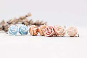 Breloques Roses en céramique fabriquées à la main en France pour création de bijoux et accessoires