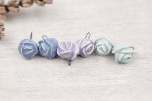 Breloques Roses en céramique fabriquées à la main en France pour création de bijoux et accessoires
